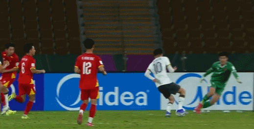 开云移动端-王钰栋压哨破门!轰U23亚洲杯首球,脱衣庆祝染黄,对手集体绝望|国足|处子球|越南|中国男足|拜合拉木_新浪体育_新浪新闻