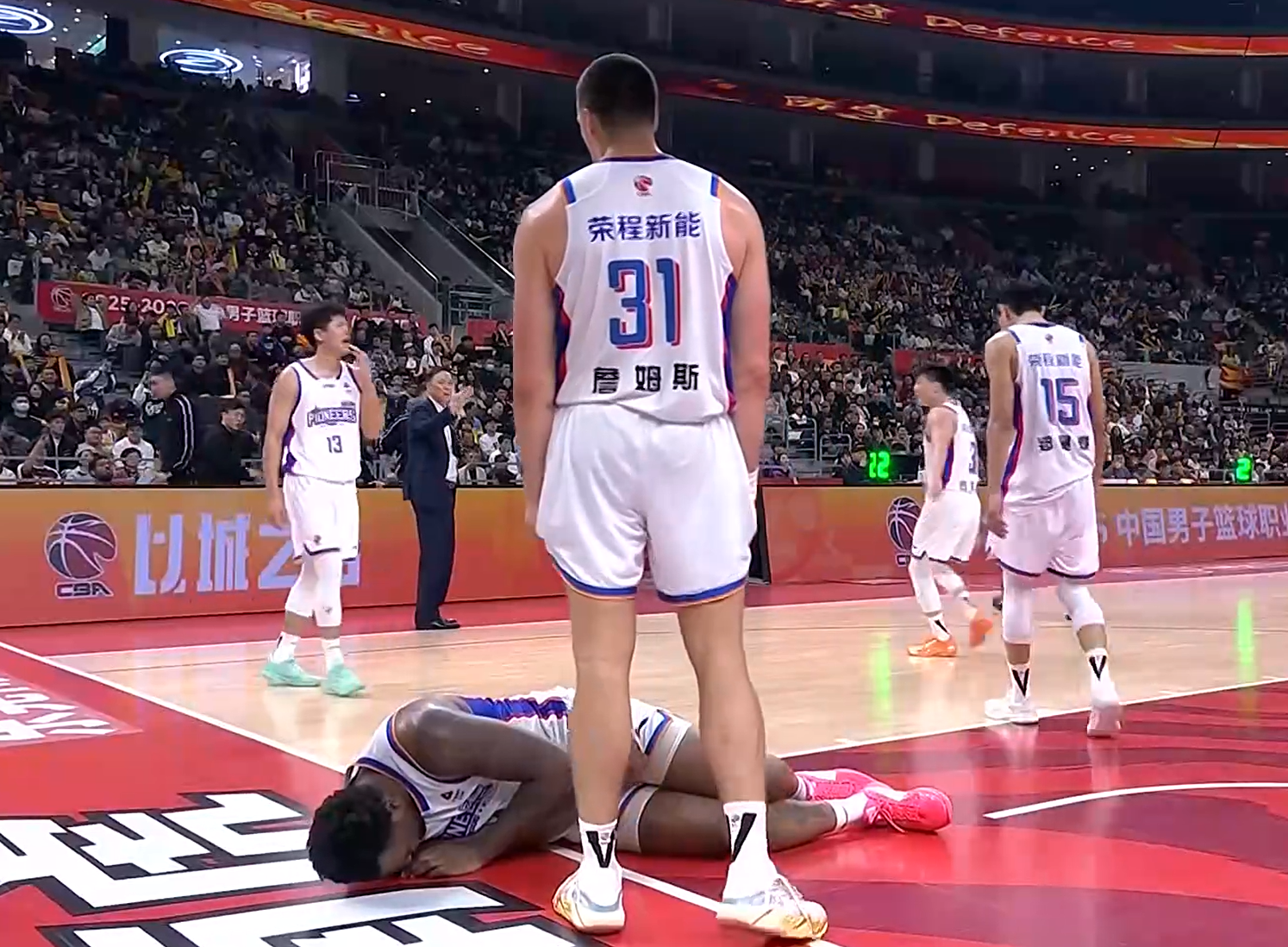 开云移动端-突发！广东队2米11中锋，意外受到重伤，被队友搀扶下场 令人担忧