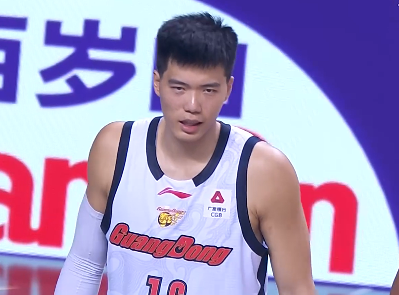 开云移动端-突发！广东队2米11中锋，意外受到重伤，被队友搀扶下场 令人担忧